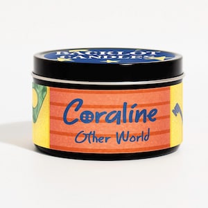 Op de afbeelding: Een zwarte blikken kaars met een kleurrijk etiket. Het etiket heeft de tekst "Coraline Other World" en een blauwe knop met drie rode stippen.