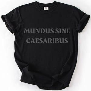 Mundus Sine Caesaribus T-Shirt – Latin Philosophy Tee, Historical Quote Shirt, Soft & Comfortable Unisex Tee