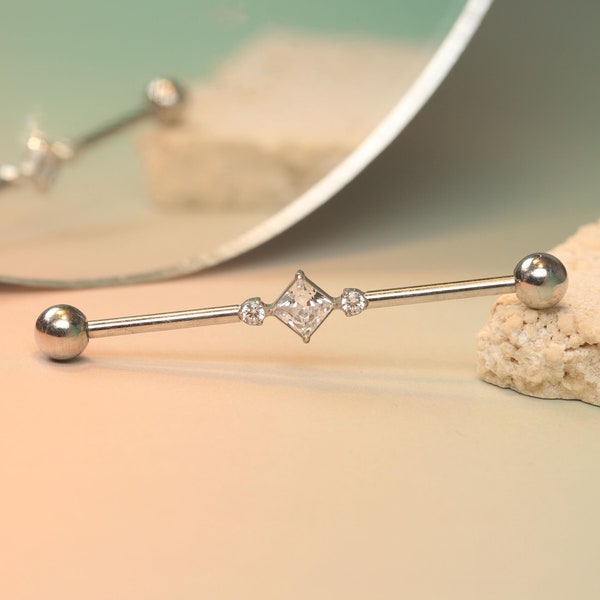 Piercing industrial de titanio con rosca hembra de circonita cúbica de 14 g, bonitos pendientes de circonita cúbica de 38 mm.