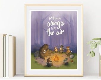 Può includere: Un'illustrazione di bosco viola e verde con un orso, un gufo, una volpe e un riccio che suonano musica intorno a un falò. Il testo dice "Let there be songs to fill the air."