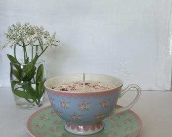 Vela floral vintage en forma de taza de té