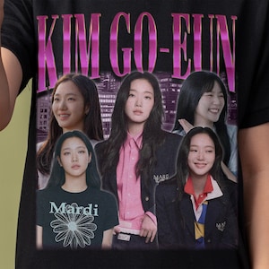 Może przedstawiać: Czarny t-shirt z różowym napisem "KIM GO-EUN". Projekt zawiera wiele zdjęć Kim Go-eun, ze słowem "Mardi" i grafiką kwiatową na jednym zdjęciu. Tło przedstawia krajobraz miejski.