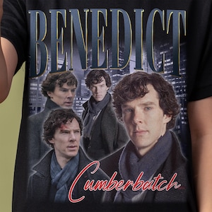 Puede incluir: Camiseta negra con un collage de imágenes de Benedict Cumberbatch. La palabra "BENEDICT" está impresa en una fuente azul y dorada sobre las imágenes. El nombre "Cumberbatch" está impreso en escritura roja debajo.