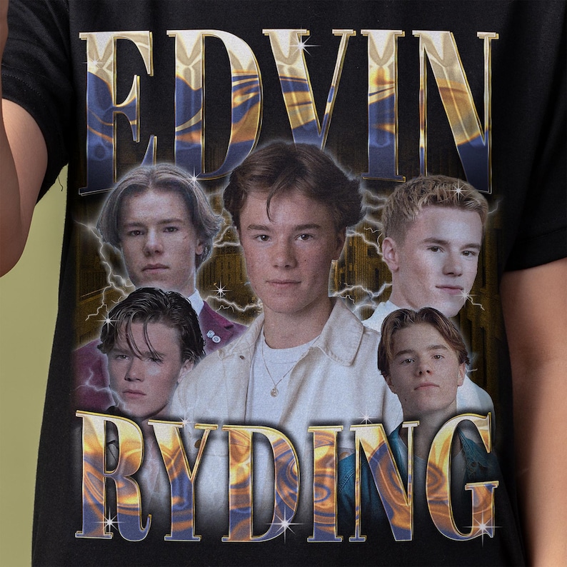 Op de afbeelding: Zwart T-shirt met de tekst "EDVIN RYDING" in een goud- en blauwe gradi&euml;ntkleur. Het shirt heeft een afbeelding van vijf jonge mannen. De achtergrond heeft een bliksemontwerp.