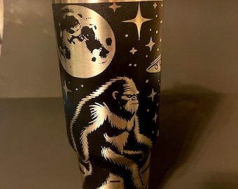 40oz tumbler powder coat with Sasquatch and ufo, mountain scene etched all around, laser etched, vacuum insulated, Bigfoot, stars, alien