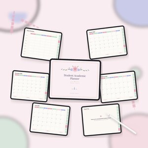 Peut inclure: Un planificateur académique étudiant numérique affiché sur plusieurs écrans de tablette. L'écran central présente une page de titre avec des graphiques floraux et le texte Student Academic Planner 2024-2025. D'autres écrans montrent des calendriers mensuels, un emploi du temps et une page de remerciement avec un stylet blanc.