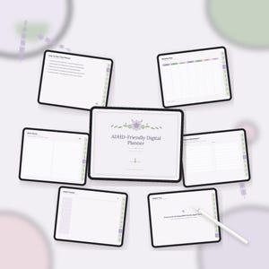 Peut inclure: Un planificateur numérique affiché sur plusieurs écrans de tablette, avec une page de couverture centrale intitulée ADHD-Friendly Digital Planner. Les écrans environnants montrent divers modèles, dont un plan hebdomadaire et un suivi d'habitudes.
