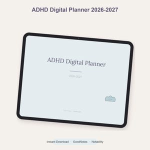 Peut inclure: Une tablette numérique affichant un ADHD Digital Planner 2026-2027 sur un écran bleu clair. L'interface présente le texte ADHD Digital Planner 2026-2027, une petite icône de nuage souriant, et les mots Instant Download, GoodNotes et Notability.