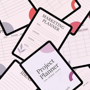 Peut inclure: Plusieurs tablettes numériques affichent des modèles de planificateurs. Les tablettes présentent des titres tels que "Marketing Planner" et "Project Planner". Les écrans ont un fond rose clair avec du texte et des éléments de design en gris, violet et rouge. Les tablettes sont disposées à différents angles.