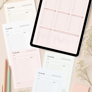 Peut inclure: Ensemble de papeterie comprenant des blocs-notes de listes de tâches, une tablette affichant une liste de tâches hebdomadaire, un stylo et un crayon. Les blocs-notes sont de couleurs pastel, avec un design minimaliste. La tablette affiche un agenda hebdomadaire rose.