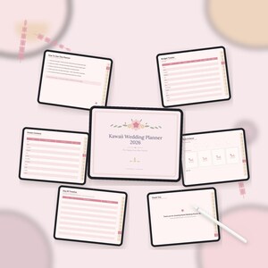 Peut inclure: Un planificateur de mariage numérique Kawaii 2026 affiché sur plusieurs écrans de tablette. L'interface présente une palette de couleurs rose tendre avec des accents floraux, incluant des pages pour le budget, les contacts et le planning.