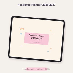 Peut inclure: Une tablette numérique affichant un planificateur académique 2026-2027. L'écran présente un fond crème clair avec un rectangle rose central contenant le texte Academic Planner 2026-2027, entouré de petites icônes d'arc-en-ciel, d'étoiles et de nuages.