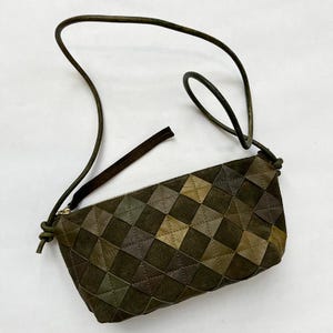 Bolso bandolera pequeño de piel de color verde oliva con rombos. Piel de color verde oliva reciclada con rombos sobre gamuza color canela, cierre de latón y forro completo.