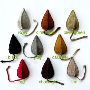 Puede incluir: Diez bolsitas de ante en varios colores, incluyendo marfil, canela, verde oliva, negro, gris, caramelo, rojo, chocolate y marr&oacute;n. Cada bolsita tiene forma de l&aacute;grima y un cord&oacute;n de cuero.