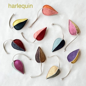 Puede incluir: Un conjunto de diez juguetes para gatos de fieltro en forma de hoja de diferentes colores. Los juguetes son de varios colores, incluyendo rojo, rosa, morado, azul, verde, amarillo y marr&oacute;n. Los juguetes miden aproximadamente 10 cm de largo y tienen una cuerda atada.