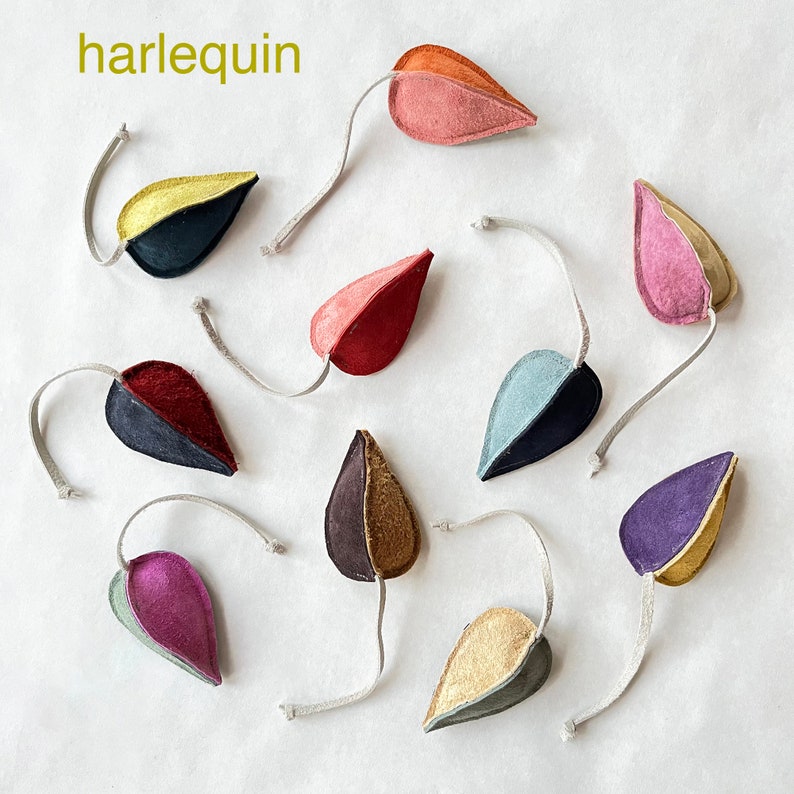 Puede incluir: Un conjunto de diez juguetes para gatos de fieltro en forma de hoja de diferentes colores. Los juguetes son de varios colores, incluyendo rojo, rosa, morado, azul, verde, amarillo y marr&oacute;n. Los juguetes miden aproximadamente 10 cm de largo y tienen una cuerda atada.