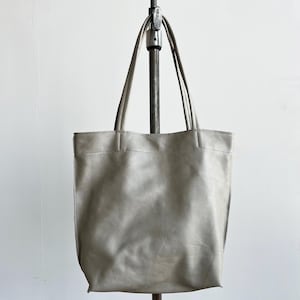 Bolso tote mediano de piel reutilizada en color gris perla - bolso shopper de piel reciclada