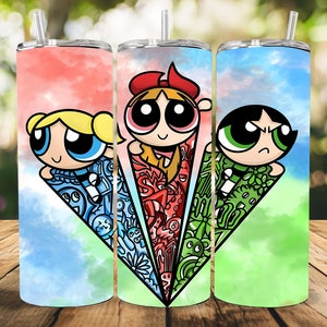 Può includere: Tre bicchieri in acciaio inossidabile con sfondo tie-dye e immagini di cartoni animati delle Powerpuff Girls. I bicchieri sono in tonalità di rosa, rosso, verde e blu.