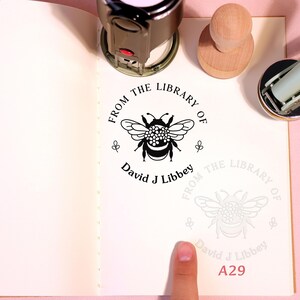 Personalisierter Buchstempel mit Biene｜ Personalisierter Buchprägestempel｜ Aus der Bibliothek von｜ Ex Libris｜ Perfektes Geschenk für Buchliebhaber