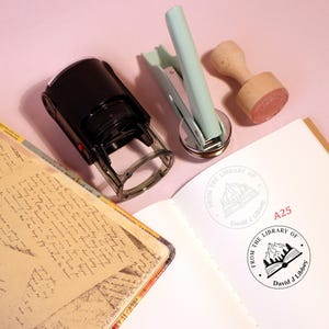 Sello de libro personalizado con montaña | Sello de relieve personalizado | De la Biblioteca | Ex Libris | Regalo perfecto para amantes de la lectura y lectores