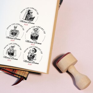 Personalisierter Buchstempel mit Totenkopf ｜ Personalisierter Buchprägestempel ｜ Aus der Bibliothek von ｜ Ex Libris ｜ Perfektes Geschenk für Buchliebhaber und Leser