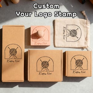 Op de afbeelding: Een aangepaste logostempel met de tekst "Custom Your Logo Stamp" wordt weergegeven met verschillende kraftpapieren dozen en een canvas tas. De stempel heeft een logo met een breithema met de woorden "Knitting Nook".