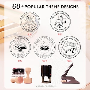 Puede incluir: Imagen que presenta varios diseños de sellos con el texto "From The Library Of Emily Dickinson." Los diseños incluyen imágenes de libros, tazas de café y otros elementos literarios. El texto "60+ POPULAR THEME DESIGNS" está en la parte superior. También se muestran sellos adicionales y una almohadilla de tinta.