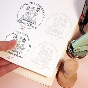 Sello de libro personalizado con mariposa y flores | Sello de relieve personalizado | De la Biblioteca | Ex Libris | Regalo para amantes de la lectura y lectores