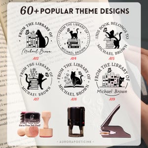 Puede incluir: La imagen presenta varios sellos de goma con diseños de gatos y libros, etiquetados como "From The Library Of" y "Michael Brown." Los sellos son en blanco y negro, con diversas ilustraciones de gatos y libros. El texto "60+ POPULAR THEME DESIGNS" es visible en la parte superior.
