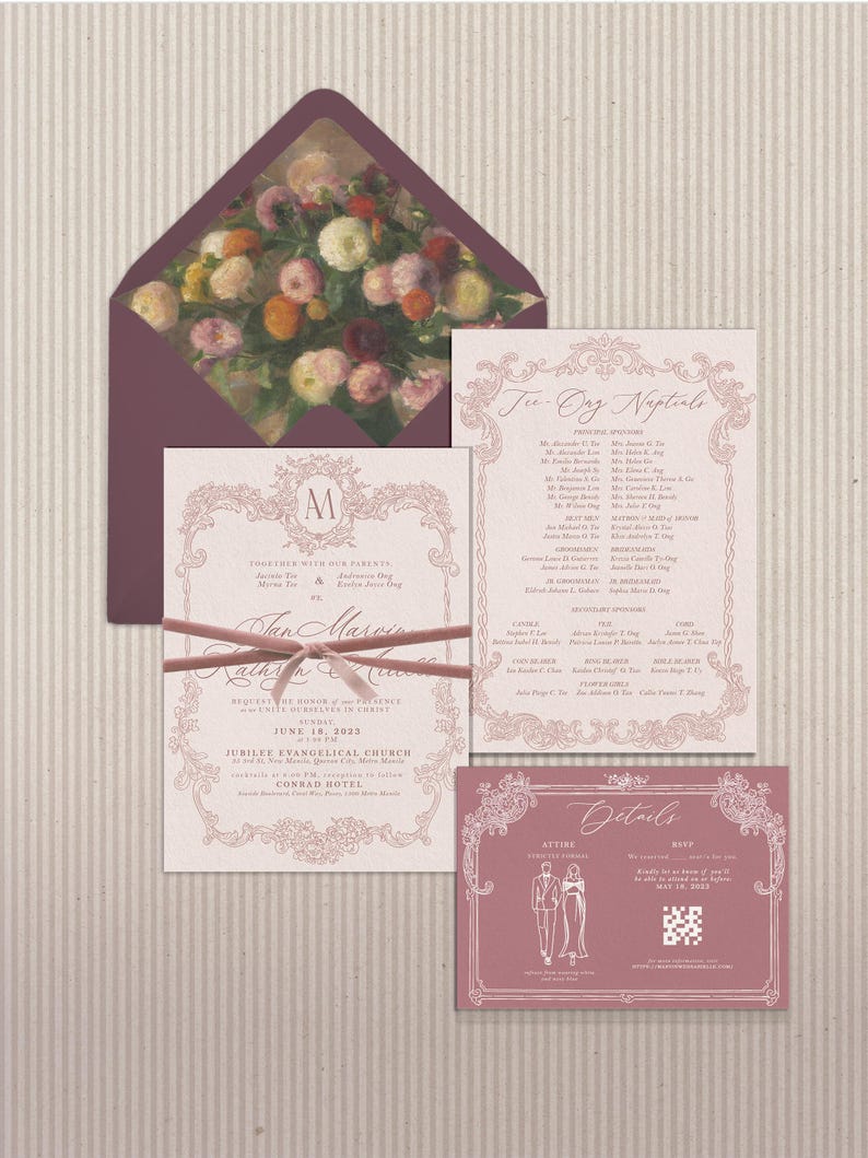 Może przedstawiać: Zestaw zaproszeń ślubnych w kolorze malwy. Zestaw zawiera zaproszenie, kartę RSVP i plan stoł&oacute;w. Zaproszenie jest związane wstążką. Koperta zawiera kwiatowy wz&oacute;r.
