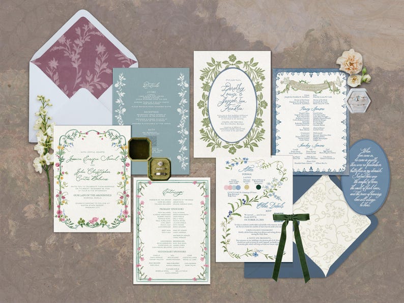 Może przedstawiać: Zestaw papeterii ślubnej, w tym zaproszenia, menu i karty RSVP. Projekty zawierają kwiatowe obramowania w kolorach zielonym, r&oacute;żowym i niebieskim, z eleganckimi czcionkami skryptowymi. Otwarty pojemnik na pierścionek i gałązka białych kwiat&oacute;w są r&oacute;wnież dołączone.