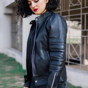 Veste en cuir noire fabriquée à la main pour femme | Manteau motard élégant et résistant, Vêtements d'extérieur d'hiver tendance, Ajustement personnalisé disponible, Blouson cadeaux de Noël