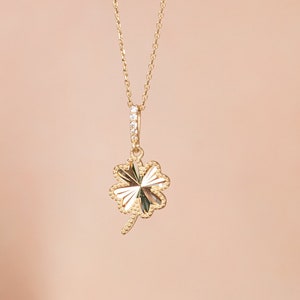 14K Solid Gold Clover Leaf Necklace, Four Leaf Clover, Biżuteria świąteczna, Wisiorek Shamrock, Szczęśliwy naszyjnik, Prezent świąteczny, Prezent dla kobiet