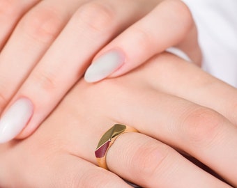 Diagonaal gevormde 14 kt gouden statement ring, geometrische statement minimalistische ring, diamanten geometrische trouwring 18 kt massief gouden diagonale effenen ring