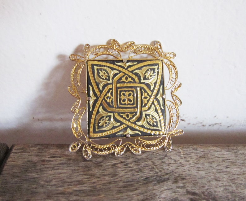 Costume Jewelry Vintage Gold and Black Etched Brooch Gold Tone Mother/'s Day Gift Grandmother Abstract Square Diamond Filigree Pin