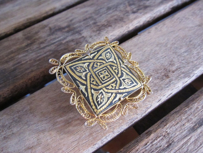 Costume Jewelry Vintage Gold and Black Etched Brooch Gold Tone Mother/'s Day Gift Grandmother Abstract Square Diamond Filigree Pin