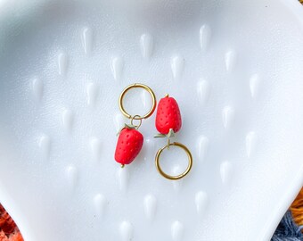 ストロベリーダングルイヤリング 粘土ストロベリーイヤリング ストロベリーフープイヤリング ハンドメイドイヤリングジュエリー 軽量イヤリング ゴールドイヤリング