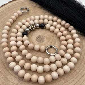 Chaîne de téléphone portable en bois naturel, collier de perles blanches émaillées, perles en bois, élégantes, robustes, stables avec mousqueton, insert inclus pour étui/patch de téléphone portable