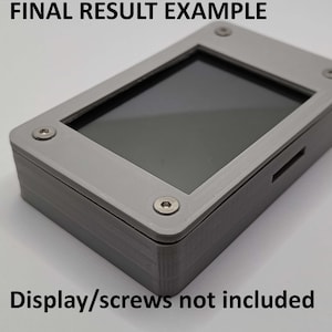 Könnte beinhalten: Ein graues Kunststoffgehäuse mit einem rechteckigen Ausschnitt für einen Bildschirm. Das Gehäuse hat vier sichtbare Schrauben. "FINAL RESULT EXAMPLE" und "Display/screws not included" sind auf dem Bild aufgedruckt.