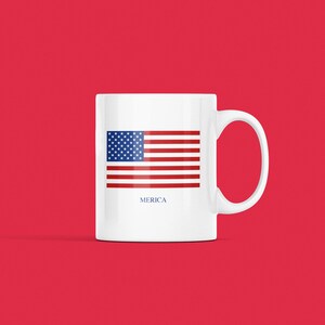 Pode incluir: Caneca de cerâmica branca com um design de bandeira americana vermelha, branca e azul e a palavra "MERICA" impressa abaixo da bandeira.