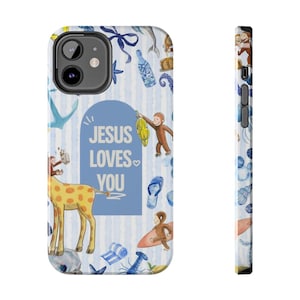 Może przedstawiać: Biało-niebieskie etui na telefon w paski z fantazyjnym wzorem. Etui przedstawia żyrafę, małpy i napis "JESUS LOVES YOU" w niebieskim łuku. Inne ilustracje to butelka, rozgwiazdy i deska surfingowa.