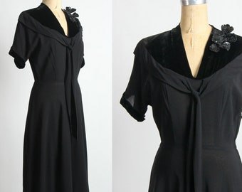 SALE 1940s Dress w. Sequin Corsage. Black LBD