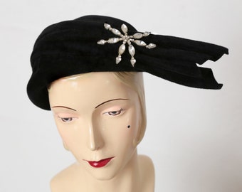 Vintage Black Velveteen Hat w. Brooch