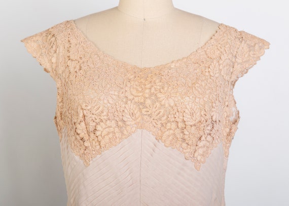 1950s Peach Pleated DRESS - image 3