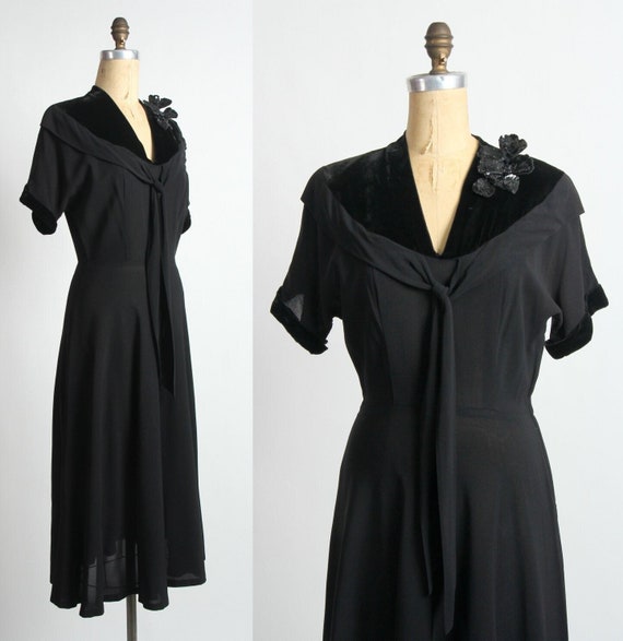 SALE 1940s Dress w. Sequin Corsage. Black LBD