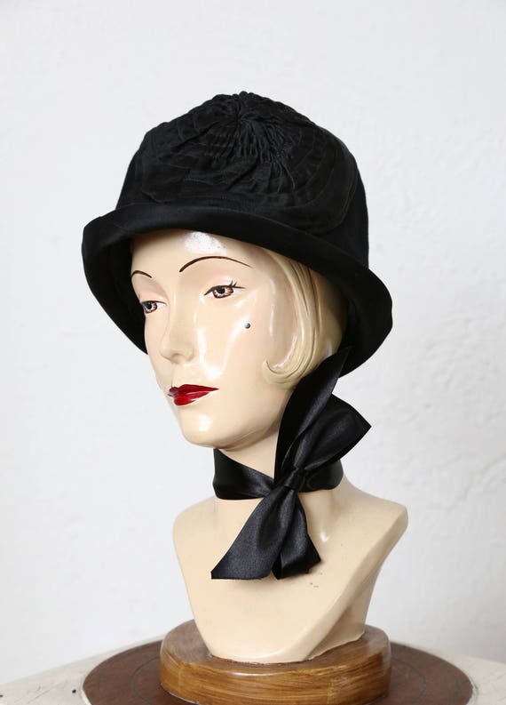 1920s Cloche Hat . Black Velveteen