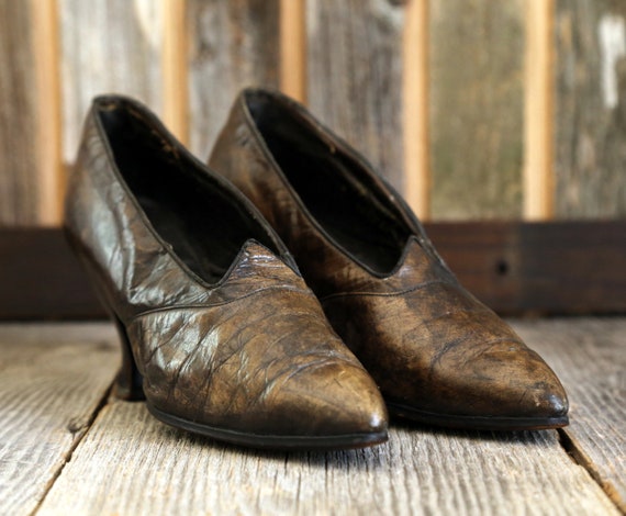 Antique Leather Shoes . High Heels . Gold