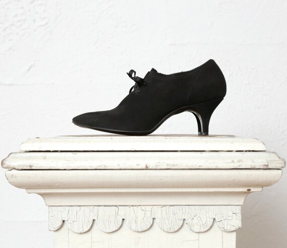 Vintage High Heels . Pointed Toe Lace Up