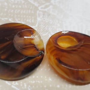 Vintage Buttons - lot of 2  rootbeer, tortoiseshell look Art Deco glass design large 1" 25.5mm(feb 1132 23 )