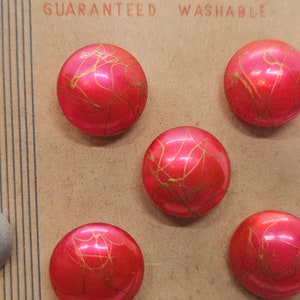 Botón vintage - 5 hermosos pequeños de 5/8 pulgadas, 16 mm, perla artificial de vidrio pintado de color rosa intenso, detalles dorados, vástagos, tarjeta exquisita (feb 400 24)